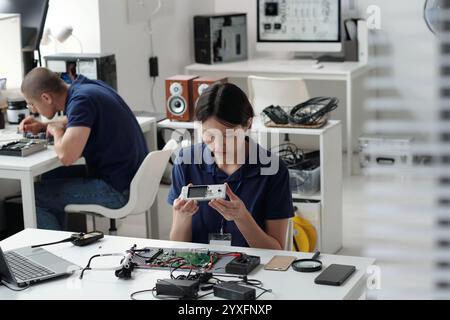 Analisi dei dispositivi elettronici in impostazione laboratorio tecnico Foto Stock