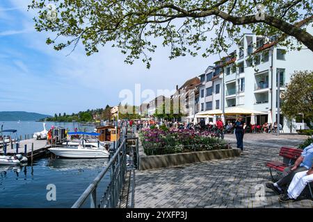 Turismo quotidiano sul lungomare di Überlingen, Baden-Württemberg, Germania, solo per uso editoriale. Foto Stock