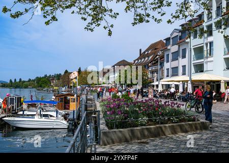 Turismo quotidiano sul lungomare di Überlingen, Baden-Württemberg, Germania, solo per uso editoriale. Foto Stock