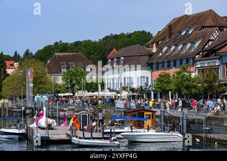 Turismo quotidiano sul lungomare di Überlingen, Baden-Württemberg, Germania, solo per uso editoriale. Foto Stock