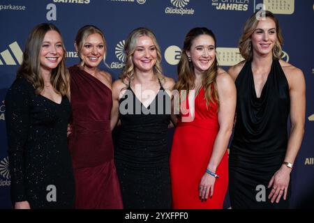 Gina Lueckenkemper, Lisa Mayer, Sophia Junk, Rebekka Haase, Alexandra Burghardt (Leichtathletik, 4 x 100 metri Staffel Sprint), auf dem roten Teppich, GER, Sportler des Jahres 2024, Gala im Kurhaus Baden, 15.12.2024 foto: Eibner-Pressefoto/Michael Memmler Foto Stock