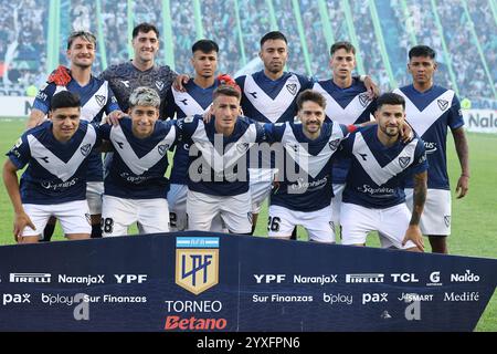 Buenos Aires, Argentina. 15 dicembre 2024. I calciatori di Velez Sarsfield posano per una foto prima del Torneo argentino di calcio professionistico 2024 "Cesar Luis Menotti" dopo aver vinto contro l'Huracan, allo stadio Jose Amalfitani di Buenos Aires, il 15 dicembre 2024. Crediti: Alejandro Pagni/Alamy Live News Foto Stock