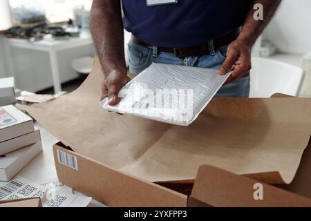 Imballaggio e movimentazione di merci in un magazzino Foto Stock