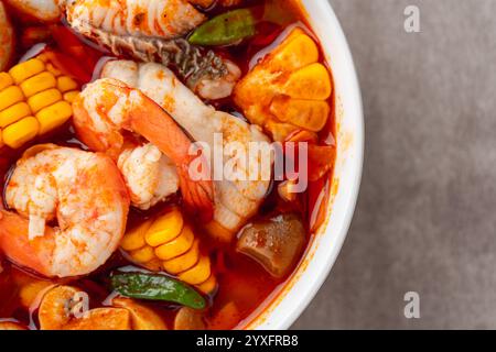 Ciotola per zuppa di gamberi, Tom yum o tom yam è un tipo di zuppa tailandese calda e acida, solitamente cotta con gamberi (gamberi) Foto Stock