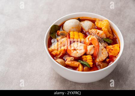 Ciotola per zuppa di gamberi, Tom yum o tom yam è un tipo di zuppa tailandese calda e acida, solitamente cotta con gamberi (gamberi) Foto Stock