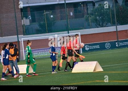 Vigo, Pontevedra, Spagna;14 dicembre 2024:la foto cattura le formalità pre-partita durante il Campionato spagnolo di calcio femminile Under-16 a Vigo Foto Stock