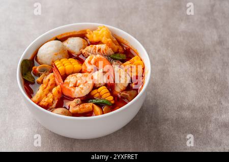 Ciotola per zuppa di gamberi, Tom yum o tom yam è un tipo di zuppa tailandese calda e acida, solitamente cotta con gamberi (gamberi) Foto Stock