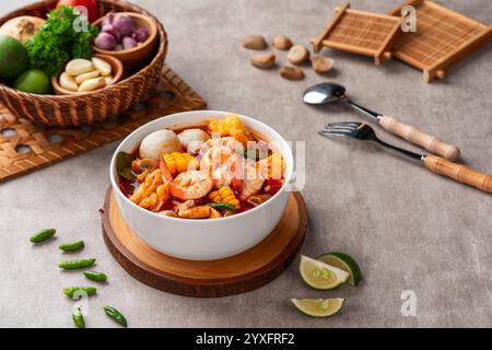 Ciotola per zuppa di gamberi, Tom yum o tom yam è un tipo di zuppa tailandese calda e acida, solitamente cotta con gamberi (gamberi) Foto Stock