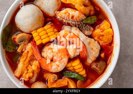 Ciotola per zuppa di gamberi, Tom yum o tom yam è un tipo di zuppa tailandese calda e acida, solitamente cotta con gamberi (gamberi) Foto Stock