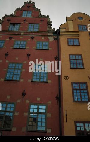 facciate colorate di palazzi in piazza stortorget a stoccolma in svezia Foto Stock