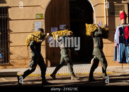 Paiporta, Valencia, Spagna, 16 dicembre. Tre soldati che trasportano patate a Paiporta 48 giorni dopo le inondazioni a l'Horta Sud, Valencia, il 29 ottobre. Crediti: Eduardo Ripoll crediti: Eduardo Ripoll Vidal/Alamy Live News Foto Stock