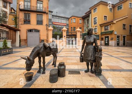 Oviedo, Spagna - 18 ottobre 2019: La lechera - una scultura situata in piazza Trascorrales realizzata da Manuel García Linares nel 1996 Foto Stock