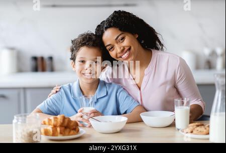 La famiglia può gustare la colazione insieme in un'accogliente cucina di casa Foto Stock