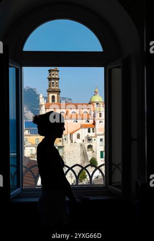 Donna di silhouette che guarda la finestra, Atrani, Costiera Amalfitana, Italia Foto Stock