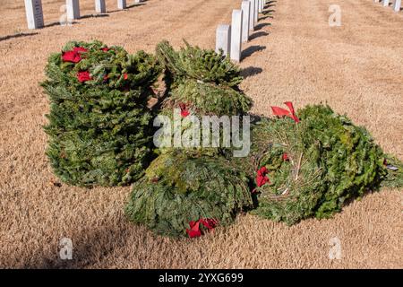 Un mucchio di corone è impilato per essere collocato sulle lapidi dei veterani che sono sepolti nel cimitero nazionale durante le ghirlande di tutta l'Amercia Foto Stock