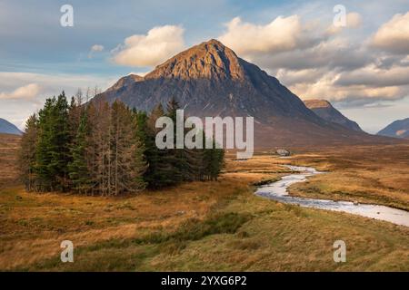 Splendida mattinata dorata a Glencoe con River Coupall e Buachalle Etive Mor, Highlands scozzesi, Regno Unito. Foto Stock