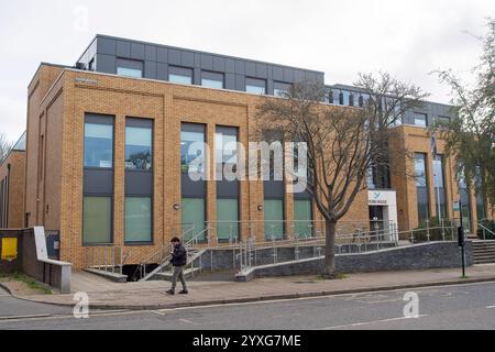 Windsor, Berkshire, Regno Unito. 16 dicembre 2024. York House, il Royal Borough of Windsor & Maidenhead council Office a Windsor, Berkshire. I residenti a Windsor sono scioccati nel scoprire che Simon Werner, leader del consiglio di Windsor e Maidenhead, sta proponendo di aumentare l'imposta del consiglio per i residenti del 25% il prossimo anno. Il Royal Borough of Windsor & Maidenhead è sull'orlo del fallimento a seguito di spese eccessive da parte della precedente amministrazione conservatrice. Alcuni residenti ritengono che la tassa sui sondaggi debba essere riportata. Crediti: Maureen McLean/Alamy Live News Foto Stock