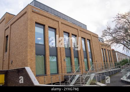 Windsor, Berkshire, Regno Unito. 16 dicembre 2024. York House, il Royal Borough of Windsor & Maidenhead council Office a Windsor, Berkshire. I residenti a Windsor sono scioccati nel scoprire che Simon Werner, leader del consiglio di Windsor e Maidenhead, sta proponendo di aumentare l'imposta del consiglio per i residenti del 25% il prossimo anno. Il Royal Borough of Windsor & Maidenhead è sull'orlo del fallimento a seguito di spese eccessive da parte della precedente amministrazione conservatrice. Alcuni residenti ritengono che la tassa sui sondaggi debba essere riportata. Crediti: Maureen McLean/Alamy Live News Foto Stock