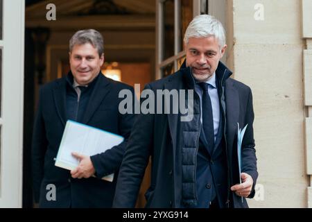 Parigi, Francia. 16 dicembre 2024. Il presidente del gruppo parlamentare Droite Republicaine Laurent Wauquiez e Mathieu Darnaud partono dopo un incontro con il nuovo primo ministro francese all'Hotel Matignon di Parigi, in Francia, il 16 dicembre 2024. Foto di Alexis Jumeau/ABACAPRESS. COM credito: Abaca Press/Alamy Live News Foto Stock