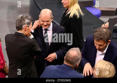 Rolf Mützenich, Olaf Scholz und Lars Klingbeil nel der 205. Sitzung des Deutschen Bundestages im Reichstagsgebäude. Berlino, 16.12.2024 *** Rolf Mützenich, Olaf Scholz e Lars Klingbeil alla 205a sessione del Bundestag tedesco nell'edificio del Reichstag di Berlino, 16 12 2024 foto:XF.xKernx/xFuturexImagex bundestagssitzung205 4113 Foto Stock