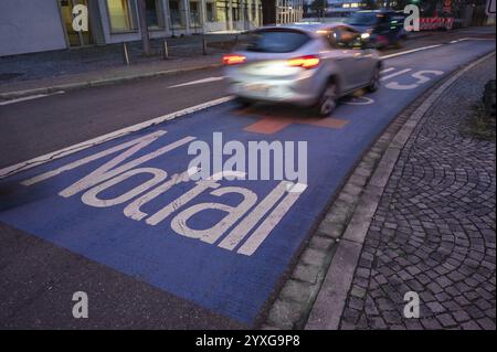 Corsia di emergenza per ambulanze, autobus e taxi, Erlangen, Media Franconia, Baviera, Germania, Europa Foto Stock