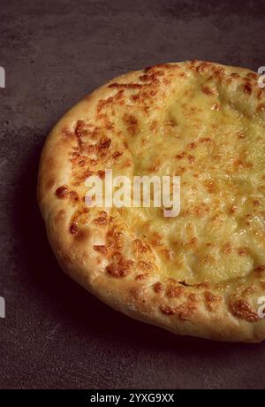 Khachapuri in Megreliano, un piatto tradizionale georgiano, focaccia con formaggio, vista dall'alto, nessun popolo Foto Stock