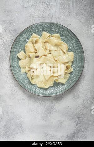 Pasta papardelle in cremosa salsa all'aglio, cucina tradizionale italiana, pasta alla carbonara, fatti in casa, non c'è gente Foto Stock