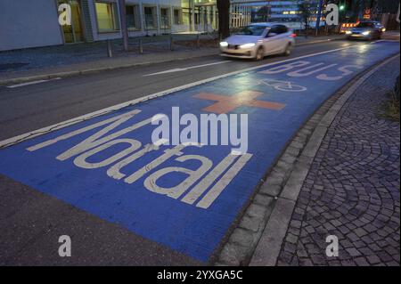 Corsia di emergenza per ambulanze, autobus e taxi, Erlangen, Media Franconia, Baviera, Germania, Europa Foto Stock