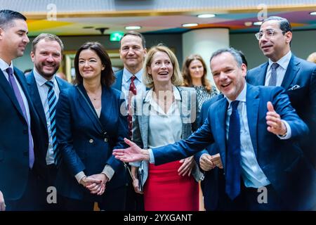 BRUXELLES, BELGIO – 16 dicembre 2024. (L-R): Ian BORG (vice primo ministro, ministro degli affari esteri ed europei e del commercio, Malta), Margus TSAHKNA (ministro degli affari esteri, Estonia), Tanja FAJON (vice primo ministro, ministro degli affari esteri ed europei, Slovenia), Radoslaw SIKORSKI (ministro degli esteri polacco, Polonia), Kaja KALLAS (alto rappresentante dell'UE per gli affari esteri e la politica di sicurezza, ALTO rappresentante), Κωνσταντίνος Κόμπος / Constantinos KASPAR, ministro degli affari esteri, Foto Stock