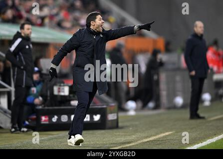 Coach Xabi Alonso Bayer 04 Leverkusen a margine del gesto, dietro coach Jess Thorup FC Augsburg FCA WWK Arena, Augusta, Bayern, Germania Foto Stock