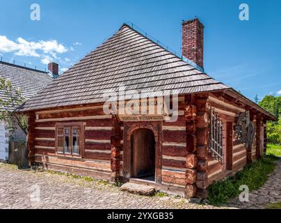 Sanok, Polonia - 4 maggio 2024. Storico edificio in legno che ospitava un laboratorio di liuteria in una piazza del mercato galiziano presso il Museo di architettura Folcloristica Foto Stock