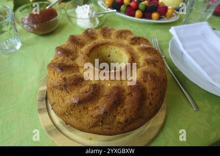 Prodotti da forno svevi, pasticcini, Gugelhupf, torta di zucchine, dolci, al forno, tavolo per la colazione, brunch, tavolo fisso, cibo, studio, Germania, Europa Foto Stock