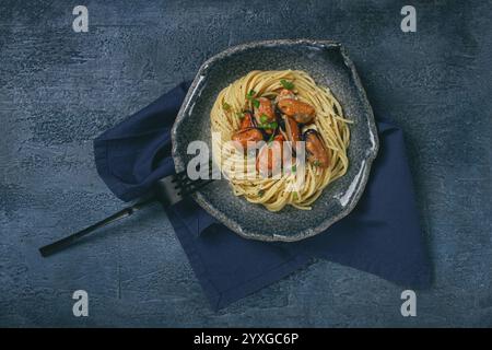 Spaghetti con cozze, senza guscio, pasta con cozze sbucciate, in salsa di carbonara, micro-verdi, fatti in casa, nessuno Foto Stock