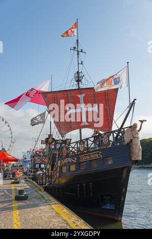 Una nave pirata con vele rosse e bandiere giace nel porto in condizioni di sole, Kolobrzeg, KoNobrzeg, KoNobrzeg, Mar Baltico, Voivodeshi della Pomerania occidentale Foto Stock