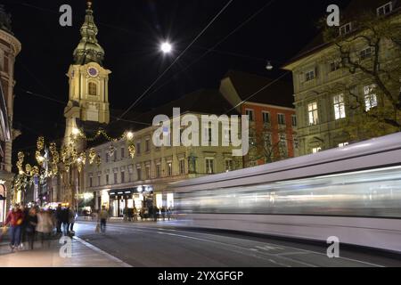 Graz, Austria - 30 novembre 2019: Belle decorazioni natalizie in via Herrengasse, di notte, nel centro di Graz, regione della Stiria, Austria Foto Stock