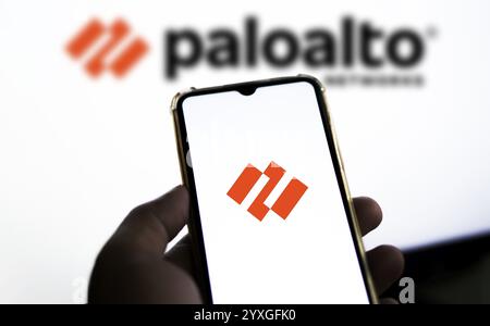 In questa immagine, il logo Palo alto Networks di una società americana di sicurezza informatica è visibile su un telefono cellulare e su uno schermo di un computer Foto Stock