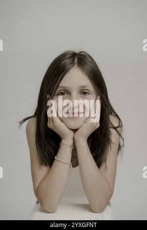 Ragazza dai capelli scuri, 10 anni, in ritratto Foto Stock