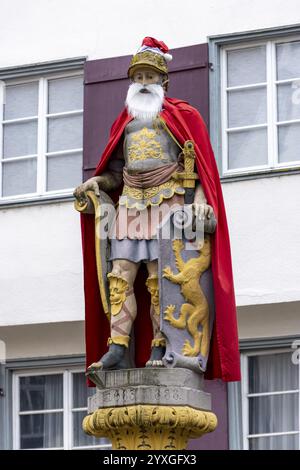 Cavaliere della fontana del mercato, vestito con un mantello rosso e con una barba bianca, come San Nicola, Biberach an der Riss, alta Svevia, Baden-Wuertte Foto Stock