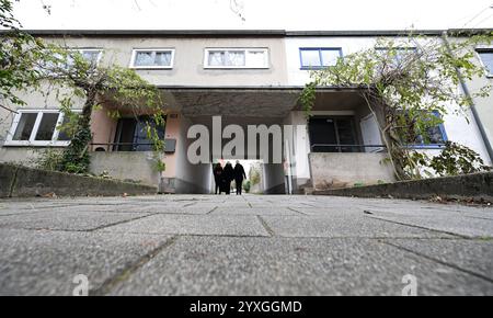 PRODUZIONE - 16 dicembre 2024, Assia, Francoforte sul meno: Una casa modello a due piani (r) nella tenuta residenziale di Römerstadt è un museo e la sede della società Ernst May. La "nuova Francoforte" era un programma di pianificazione urbana in cui tra il 1925 e il 1930 furono costruiti 12.000 appartamenti in una partnership pubblico-privato. Fu pianificato dall'ufficiale di pianificazione urbana di Francoforte Ernst May. Il programma non solo ha posto fine alla carenza abitativa degli anni '1920, ma ha anche stabilito standard per lo sviluppo abitativo che sono ancora oggi considerati esemplari. Foto: Arne Dedert/dpa Foto Stock