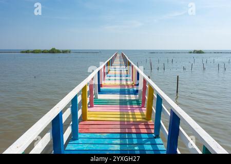 Ponte colorato in legno arcobaleno, una comunità costiera vicino a Wat Kaew Mongkol e Ban Chay Talay Kalong School, Mangrove Conservation area Samut Sakhon Foto Stock