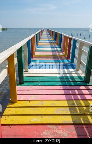 Ponte colorato in legno arcobaleno, una comunità costiera vicino a Wat Kaew Mongkol e Ban Chay Talay Kalong School, Mangrove Conservation area Samut Sakhon Foto Stock