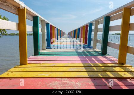 Ponte colorato in legno arcobaleno, una comunità costiera vicino a Wat Kaew Mongkol e Ban Chay Talay Kalong School, Mangrove Conservation area Samut Sakhon Foto Stock