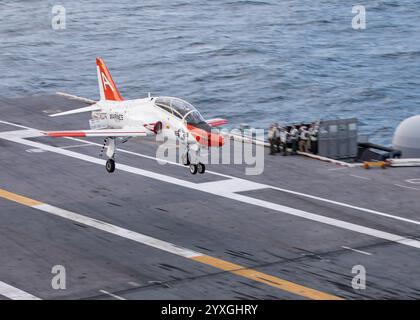 241213-N-HS821-1313 OCEANO ATLANTICO (13 dicembre 2024) Un velivolo da addestramento T-45C Goshawk, collegato al Training Air Wing (TW) 2, atterra sulla classe Nimitz Foto Stock