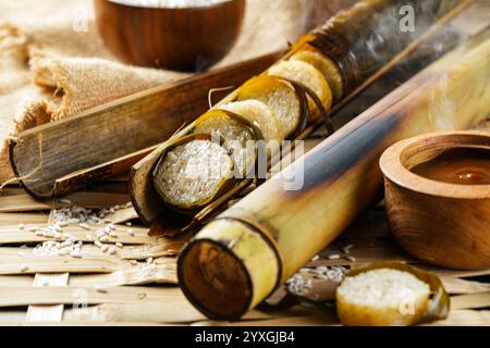 Lemang. Il riso glutinoso viene avvolto con foglie di lerek o di banana racchiuse in culme di bambù e cucinate a fuoco aperto. Foto Stock