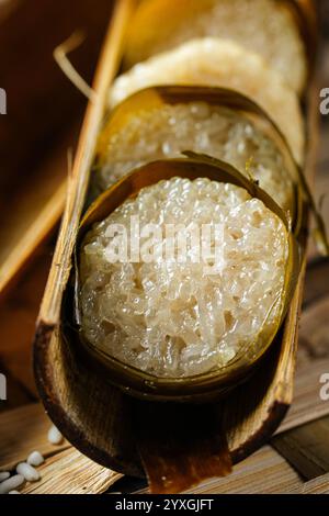 Lemang. Il riso glutinoso viene avvolto con foglie di lerek o di banana racchiuse in culme di bambù e cucinate a fuoco aperto. Foto Stock