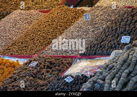 MARRAKECH, MAROCCO - 23 GENNAIO 2014: Frutta secca e noci in vendita al mercato notturno di Djemaa El Fna Foto Stock