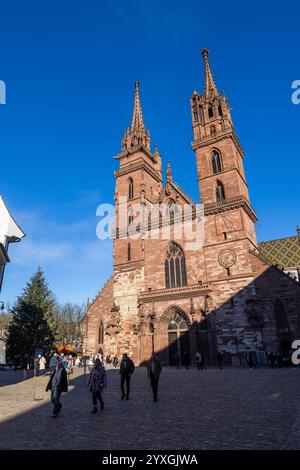 Basilea, Svizzera. 16 dicembre 2024. La gente attraversa Münsterplatz a Basilea. Gli organizzatori dell'Eurovision Song Contest (ESC) 2025 a Basilea presentano oggi il design e lo scenografico dell'ESC 2025, oltre a fornire una panoramica su settori quali la biglietteria e la sponsorizzazione. Crediti: Philipp von Ditfurth/dpa/Alamy Live News Foto Stock