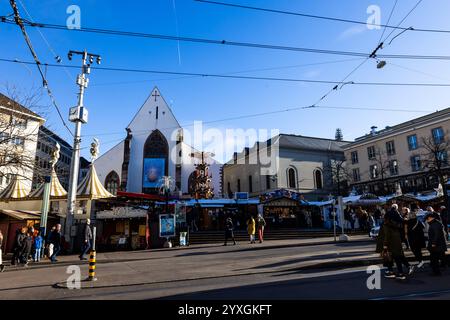 Basilea, Svizzera. 16 dicembre 2024. La gente attraversa Barfüsserplatz a Basilea. Gli organizzatori dell'Eurovision Song Contest (ESC) 2025 a Basilea presentano oggi il design e lo scenografico dell'ESC 2025, oltre a fornire una panoramica su settori quali la biglietteria e la sponsorizzazione. Crediti: Philipp von Ditfurth/dpa/Alamy Live News Foto Stock