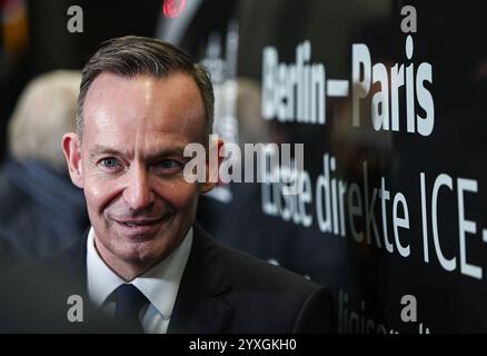 Berlino, Germania. 16 dicembre 2024. Volker Wissing (non di partito), ministro federale degli affari digitali e dei trasporti e ministro federale della giustizia, si trova di fronte al primo treno ICE sulla linea diretta da Berlino a Parigi alla stazione centrale di Berlino. Crediti: Hannes P. Albert/dpa/Alamy Live News Foto Stock