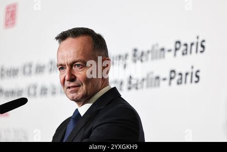 Berlino, Germania. 16 dicembre 2024. Volker Wissing (non di partito), Ministro federale degli affari digitali e dei trasporti e Ministro federale della giustizia, parla al lancio del primo treno ICE sulla rotta diretta da Berlino a Parigi alla stazione centrale di Berlino. Crediti: Hannes P. Albert/dpa/Alamy Live News Foto Stock